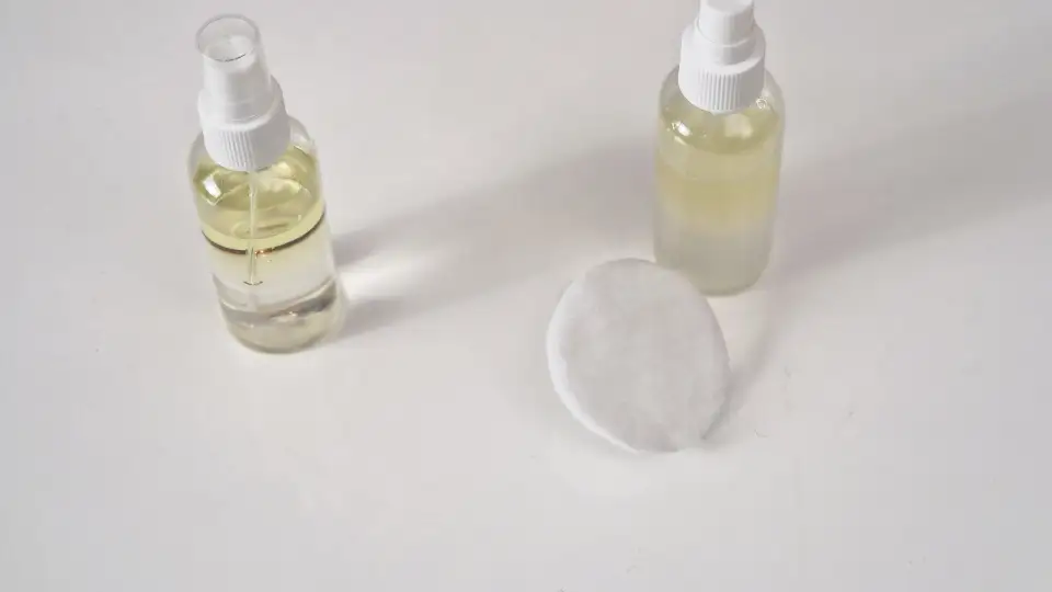 Bi-phase cleanser / Dvojfázový odličovač cover photo